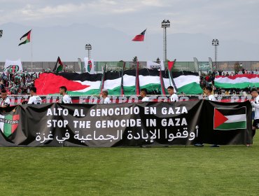 Árbitro reportó lienzo de "alto al genocidio en Gaza" que exhibió Palestino en partido contra U. de Chile