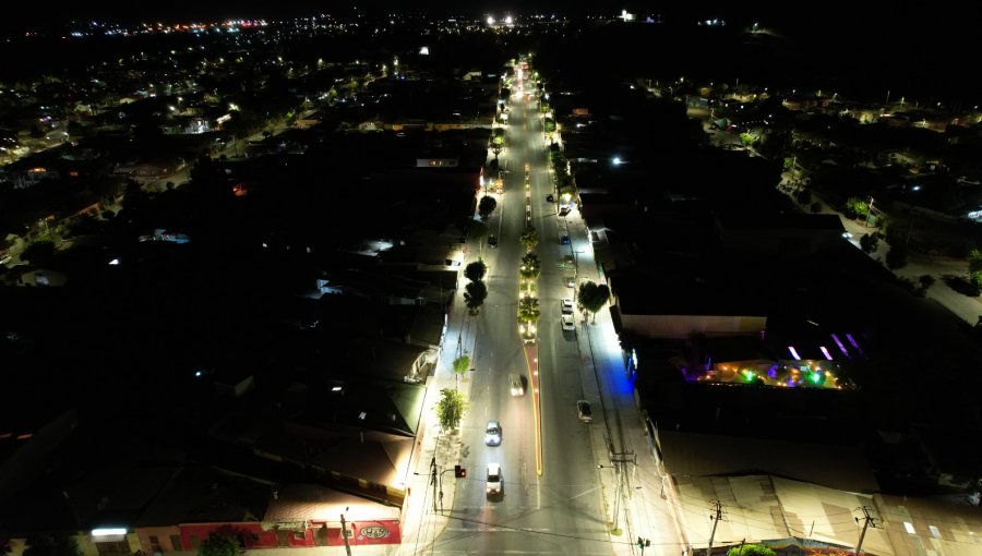 Nuevas y modernas luminarias peatonales led fueron instaladas en las dos avenidas principales de Llay Llay