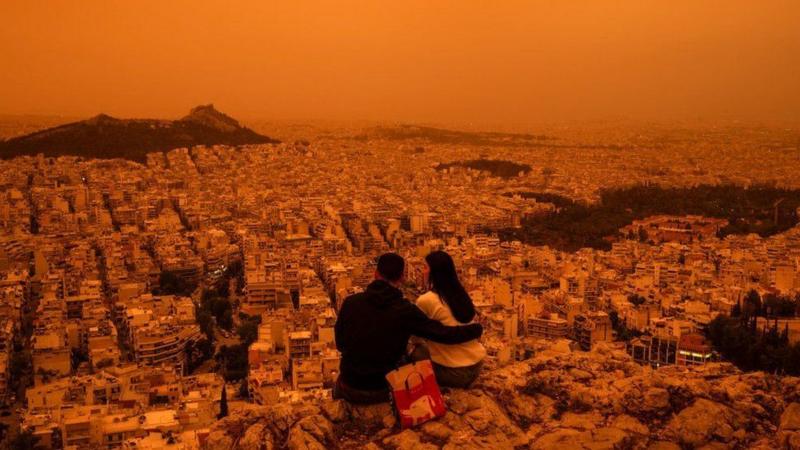 Las impresionantes imágenes de la nube de polvo del Sahara que tiñó de naranja el cielo de Atenas en Grecia