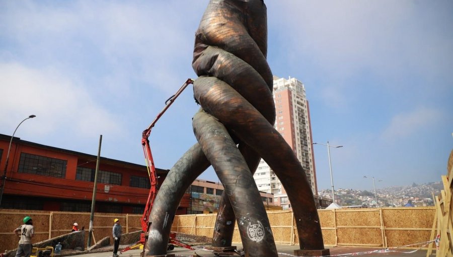 Comenzó el desarme del simbólico Monumento a la Solidaridad de la avenida Argentina de Valparaíso
