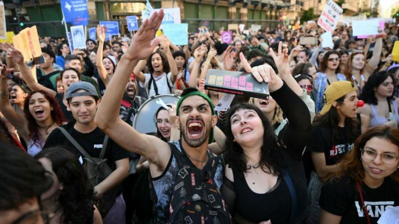 Recortes a la educación superior impulsados por el gobierno de Milei provocan masivas protestas en Argentina