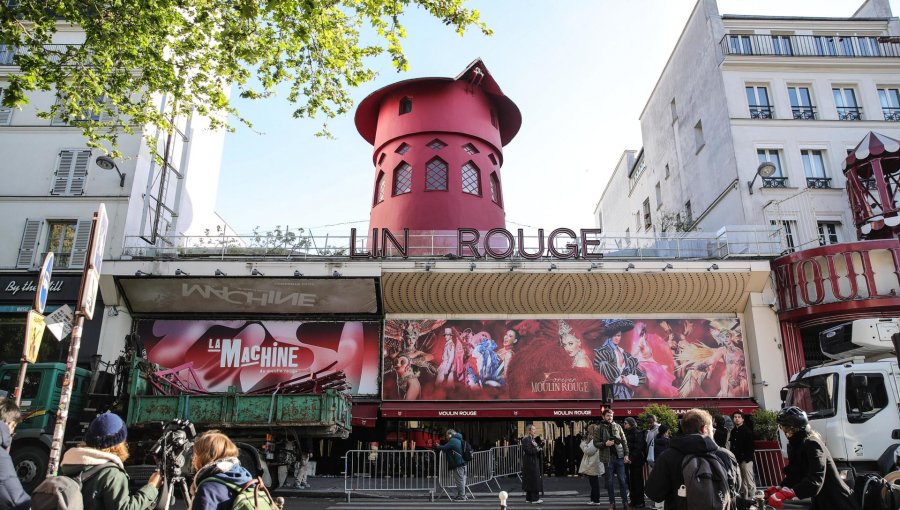 Colapsan y se desploman en su totalidad las aspas del emblemático Moulin Rouge de París