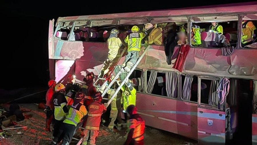Al menos dos personas fallecidas y 40 heridos deja accidente de bus que transportaba turistas en Calama