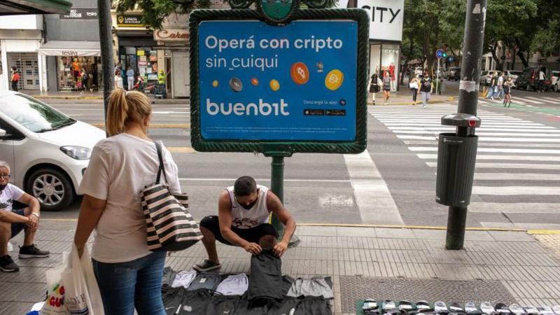 Cómo la crisis ha disparado el uso de criptomonedas en Argentina y por qué muchos las prefieren al dólar
