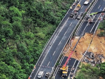 Al menos 24 muertos por enorme derrumbe de un tramo de carretera en sur de China