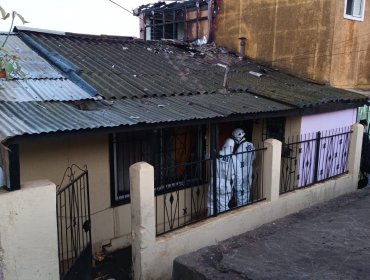 Macabro hallazgo en Valparaíso: Mujer de 68 años es encontrada sin vida tras el incendio de una casa en el cerro Playa Ancha