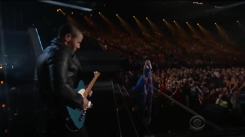 El desastroso solo de guitarra de Nick Jonas en los premios de la música country