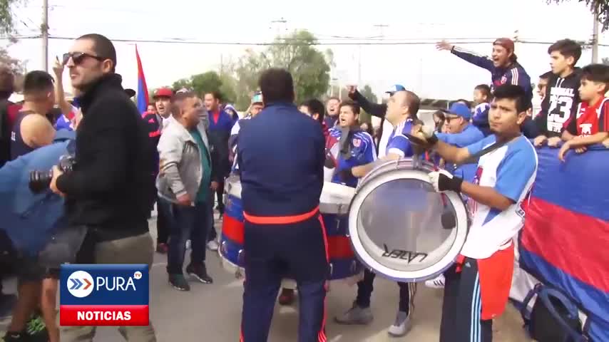 Hinchas de la Universidad de Chile realizaron banderazo por el bajo rendimiento