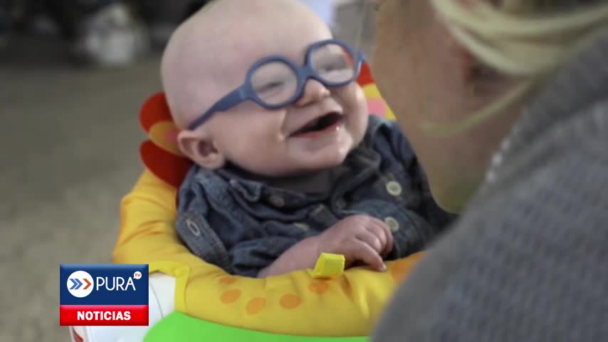 El emocionante momento en que un bebe recibe sus lentes y ve a su mamá por primera vez