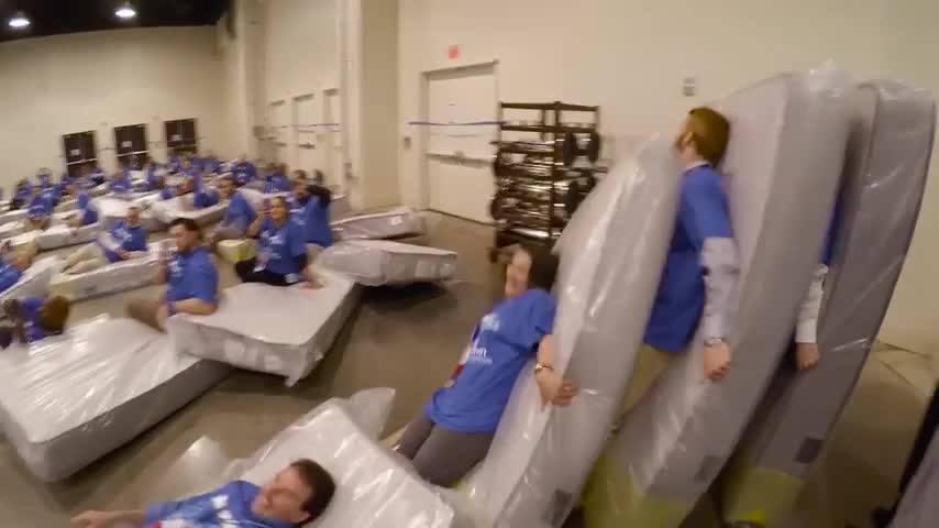 1.200 personas baten récord del mayor "dominó humano" con colchones