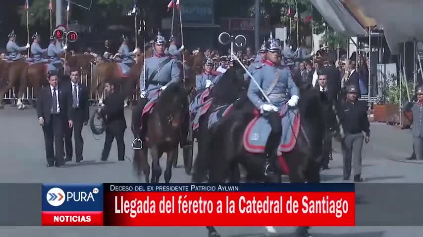 Féretro del ex mandatario entra a la Catedral de Santiago