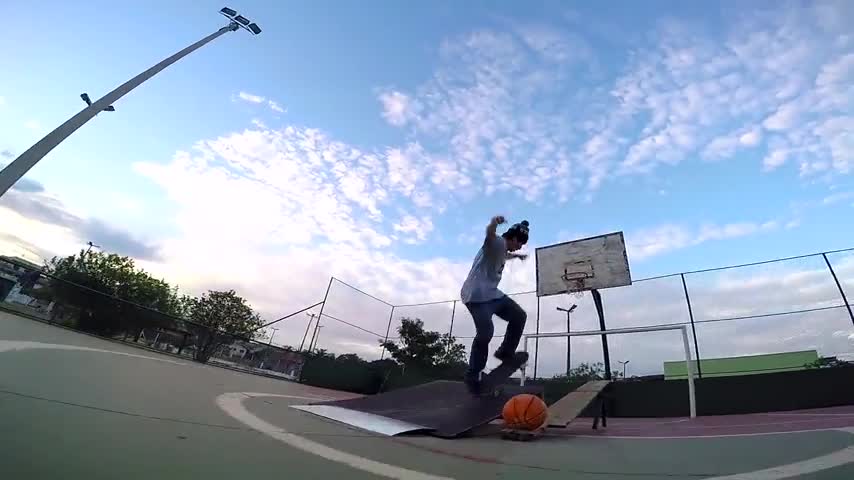 Video: Increíble maniobra en skate para encestar el balón