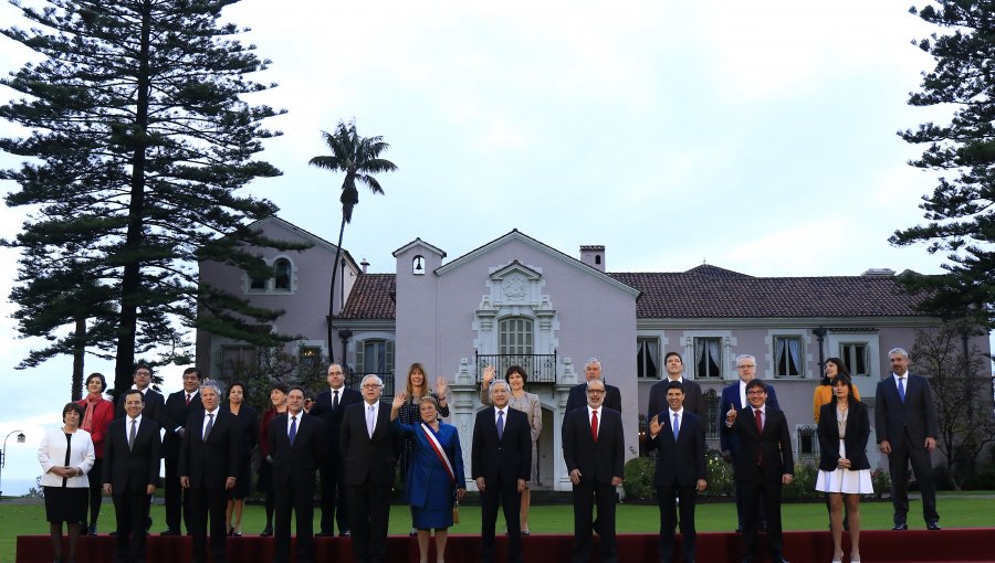 Así fue la foto oficial de Bachelet y su gabinete
