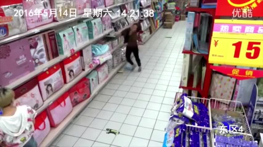 Aterrador video muestra a una mujer supuestamente poseída en un supermercado
