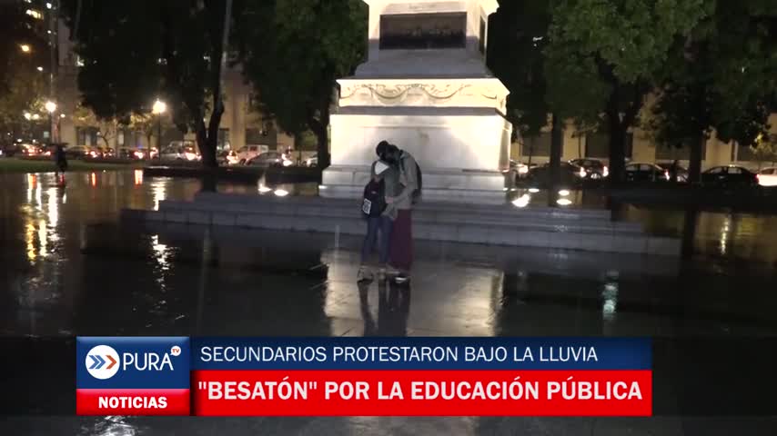 Secundarios protestaron bajo la lluvia con "besatón" por la Educación Pública