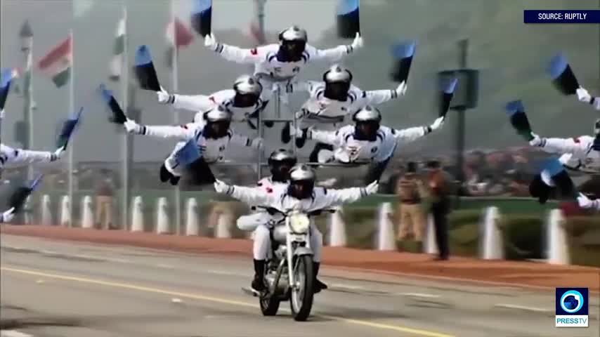 Espectacular desfile de malabarismo en motocicletas se realiza en la India