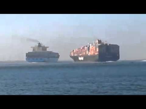 Espectacular colisión de dos buques de carga: Al igual que una carrera de Buses