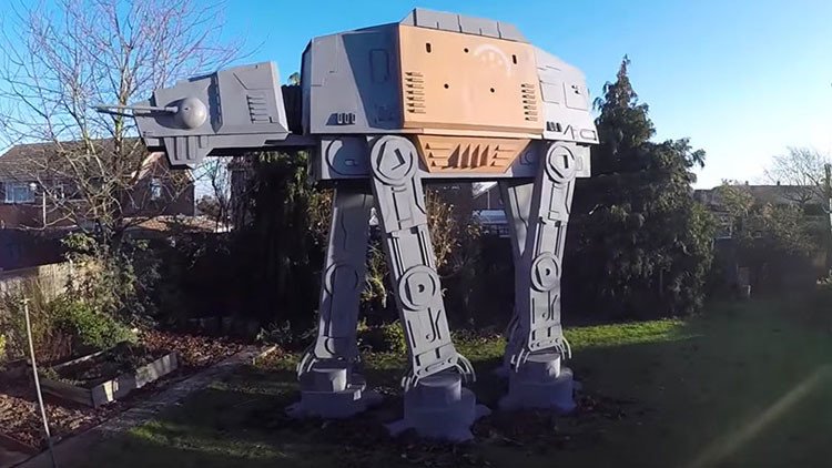 El mejor regalo de Navidad: Aficionado hace una réplica del AT-AT de Star Wars a tamaño real