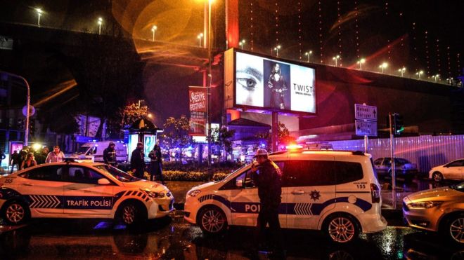 Turquía: Al menos 39 muertos tras ataque armado de hombre disfrazado de Santa Claus