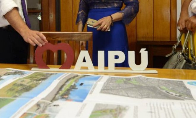 Alcaldesa Cathy Barriga aclaró la polémica del "logo" de Maipú