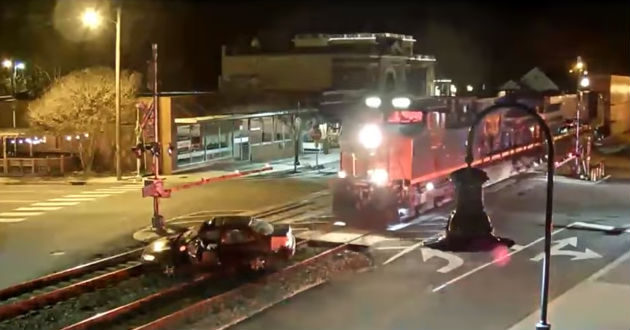 Video muestra momento exacto que tren arrolla a un auto