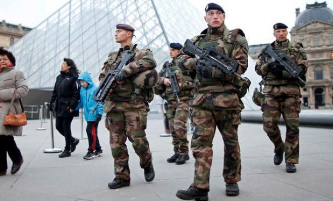 Soldado francés frustra ataque terrorista a las afueras del Louvre