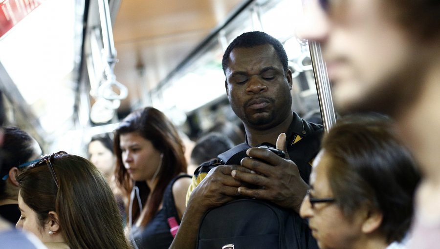 Crudo relato de inmigrante haitiano en Metro de Santiago conmueve la web