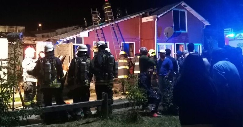 Incendio afecta a viviendas en Valdivia y deja tres bomberos heridos