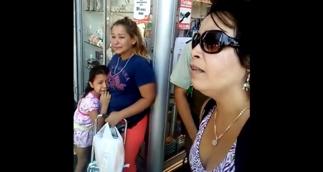 Video: Defienden a vendedora ambulante y a su hija intimidadas por Carabineros