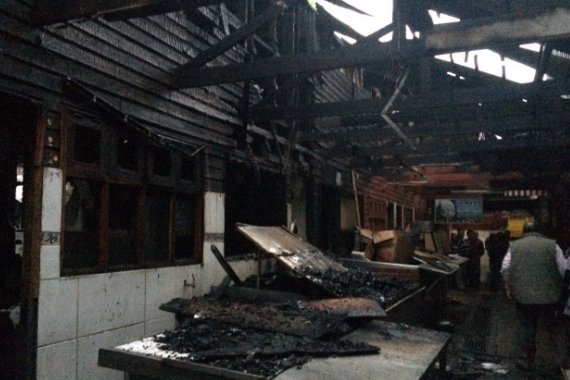 Incendio consumió diversos locales comerciales en Angelmó