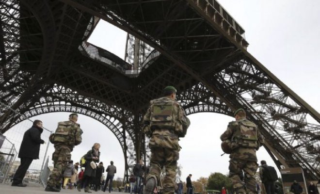 Torre Eiffel toma precaución y se protegerá contra el terrorismo
