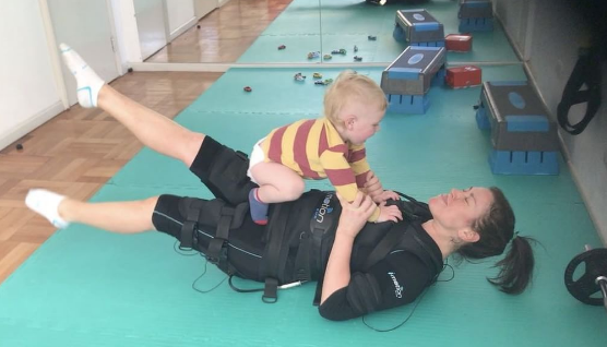 Javiera Contador se luce haciendo ejercicios con su pequeño hijo