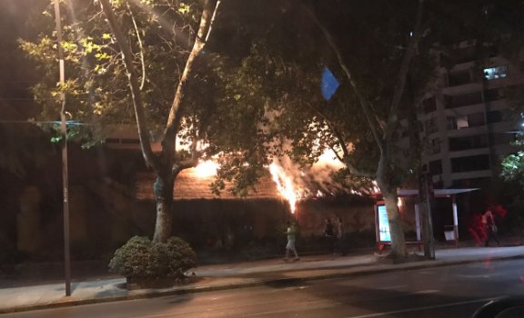 Un incendio sufrió el restaurante "Bali Hai" de la comuna de Las Condes