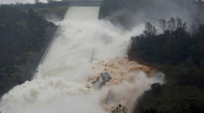 Videos: Represa colapsa en California y obliga a evacuación masiva