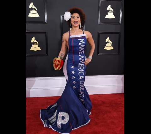 Grammy: Cantante sorprende con vestido en homenaje a Donald Trump