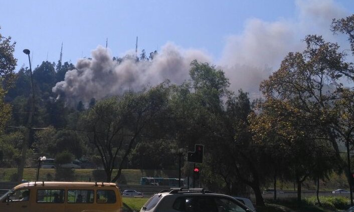 Incendio se registró en Cerro San Cristóbal muy cerca de TVN