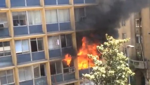 Videos: Incendio afectó a Edificio ubicado en Santiago Centro