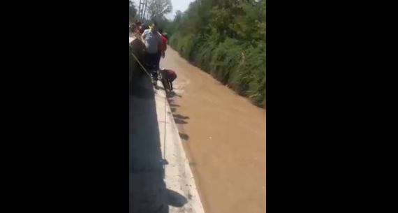 Video: Rescatan a mujer que cayó al canal San Carlos en Peñalolén