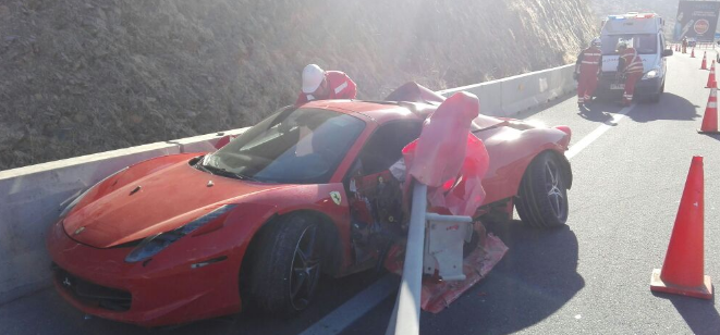 Encuentran lujoso Ferrari abandonado y chocado en Chicureo