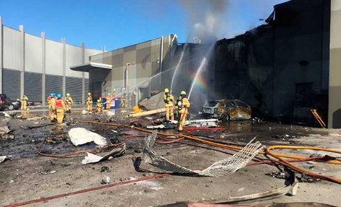 Australia: Avioneta se estrella en centro comercial y deja cinco muertos