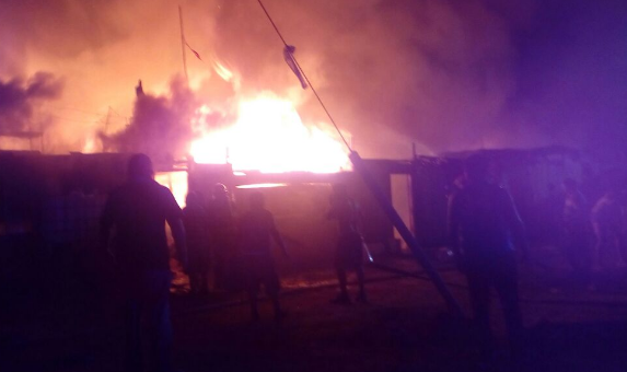 Incendio afecta a diversas familias en toma ubicada en Alto Hospicio
