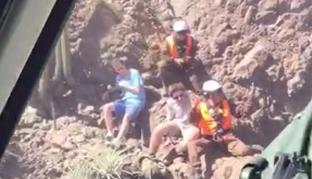 Carabineros rescata a dos jóvenes que corrían peligro en Cerro Manquehue