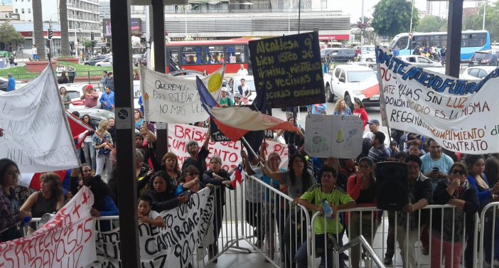 Protesta en contra de alcaldesa Reginato se toma el frontis del Hotel O'Higgins