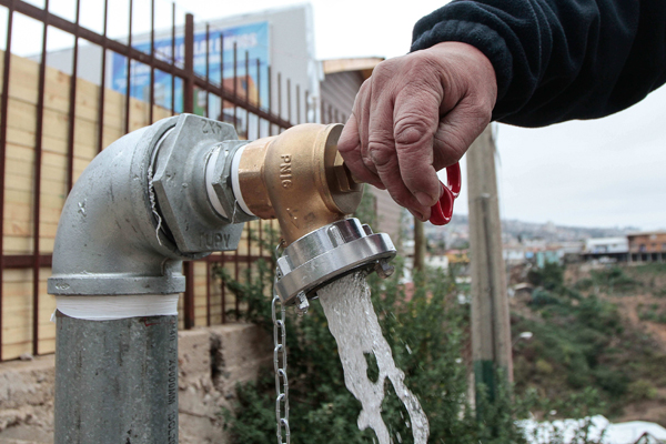 Corte masivo de agua potable afecta a más de un millón y medio de habitantes en Santiago