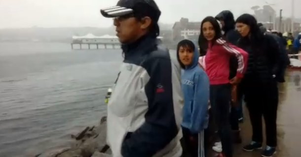 Video: Rescatan a mujer que flotaba en el mar en Puerto Montt