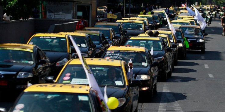 Taxistas de Santiago suspenden movilización de cara al "súper lunes"