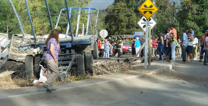 Trágico choque entre un biotrén y un camión se registra en la comuna de Requínoa