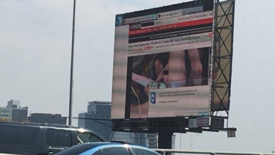 Video porno fue exhibido por pantalla digital de publicidad en plena autopista
