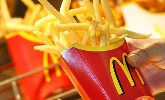 Asqueroso: Esto le salió a una mujer al interior de las papas fritas del McDonald's