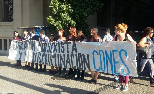 Secundarios de la Cones protagonizan protesta a las afueras del Mineduc